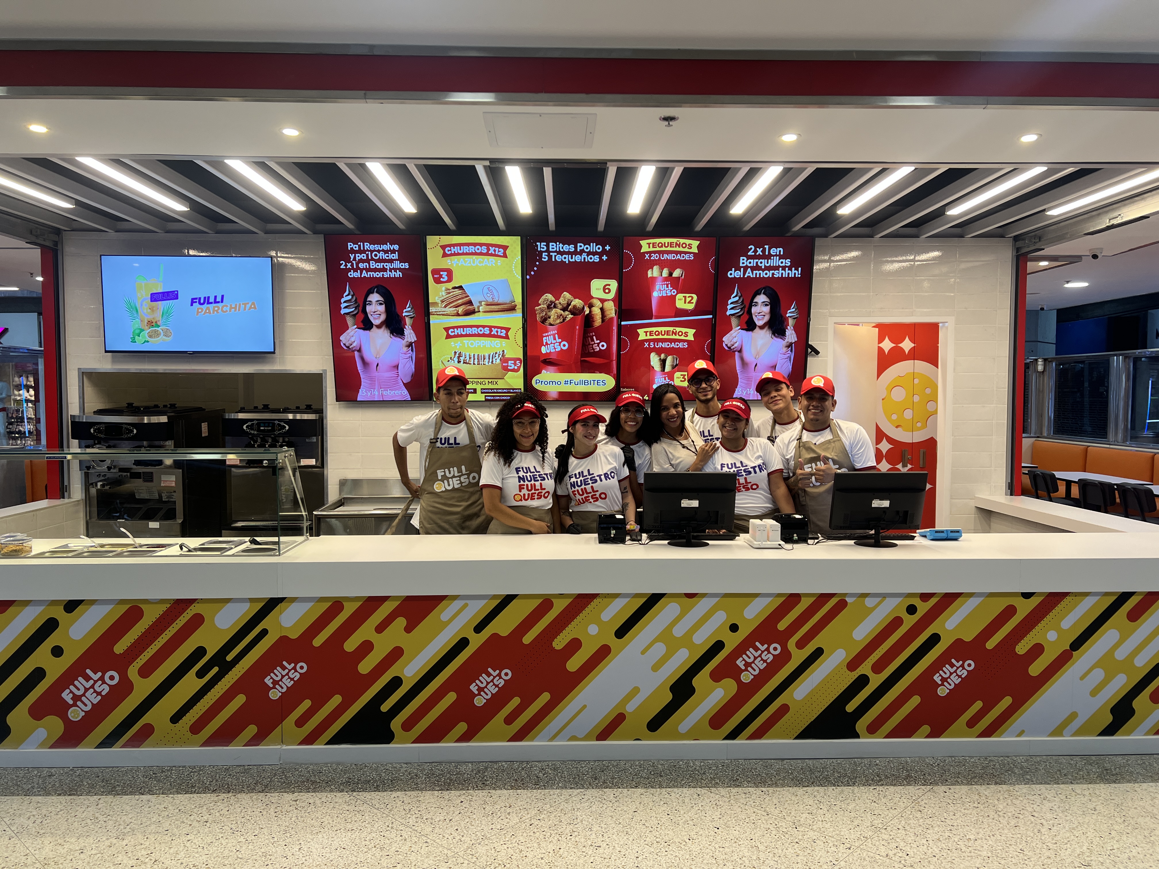 Equipo Full Queso en la tienda de Unicentro El Marqués, Caracas